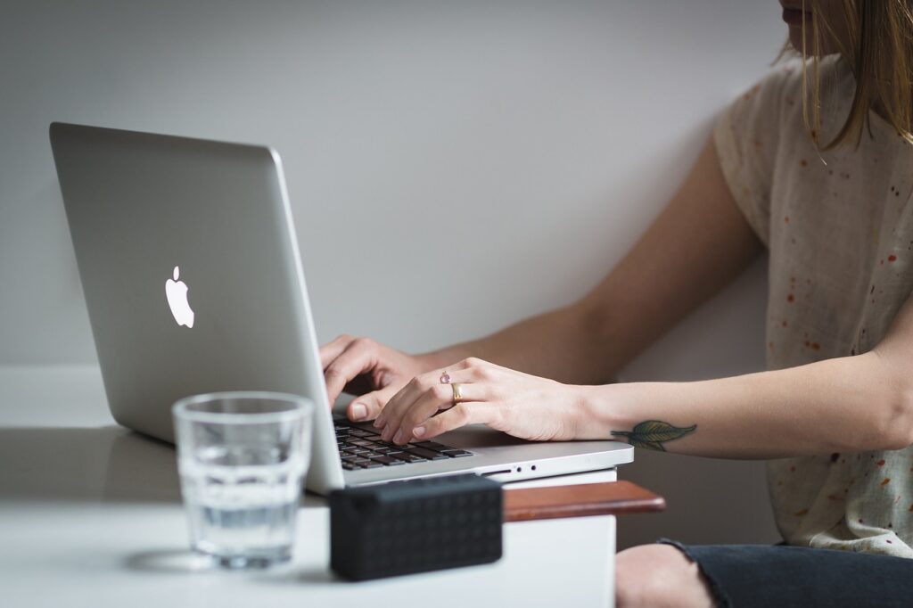 Frau arbeitet an Laptop